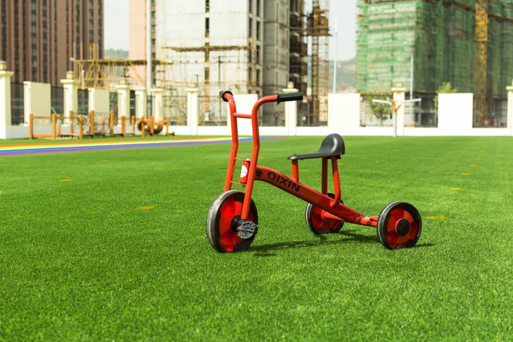 sentetik zèb lakou.jpg synthetic grass backyard.jpg